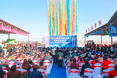 mg冰球突破豪华版亮相2025新疆（喀什）・中亚农机农资博览会！国产采棉机田间演示展硬核实力